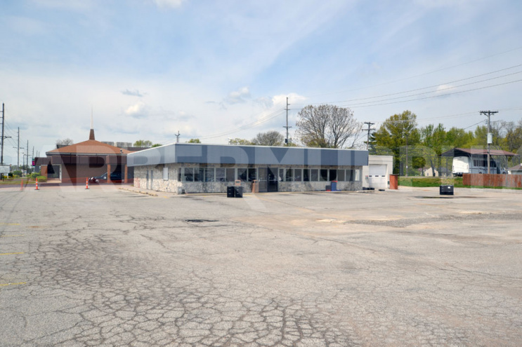 Exterior Image of commercial building on 0.88 acre redevelopment site on Lincoln Trail