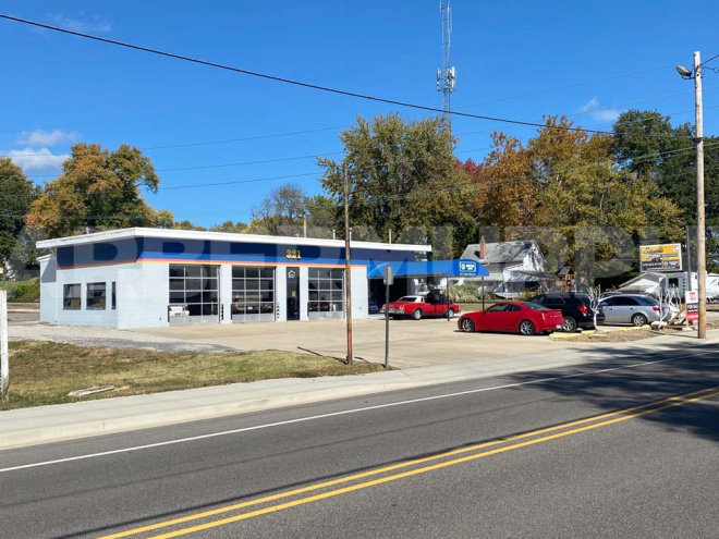 Exterior of 3 Bay Auto Shop: 321 Centreville Ave, Belleville, IL 62220