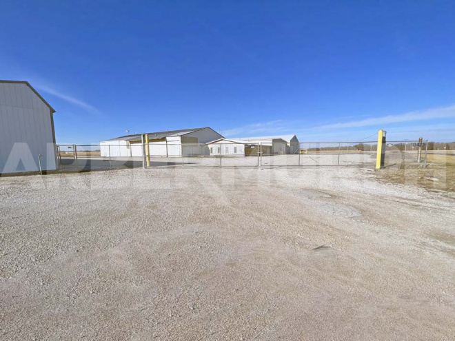 37,514 SF Office/Warehouse: Fenced Property