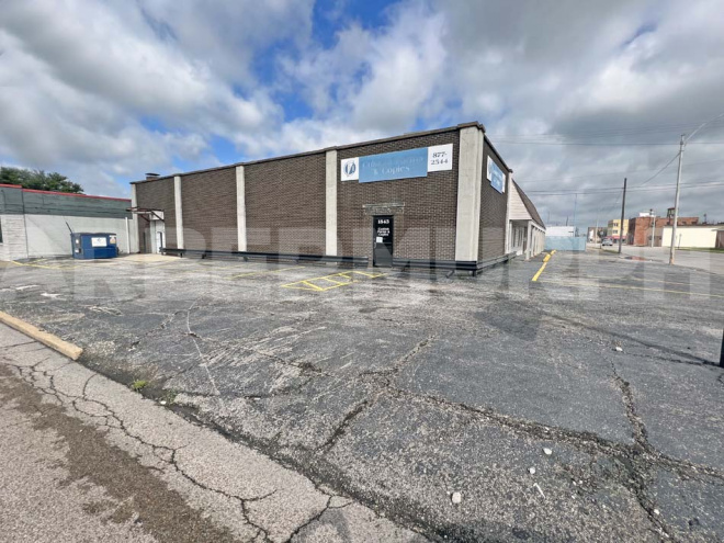 Exterior of 7,900 SF Office/Warehouse Building: 1843 Madison Ave, Granite City, Il 62040