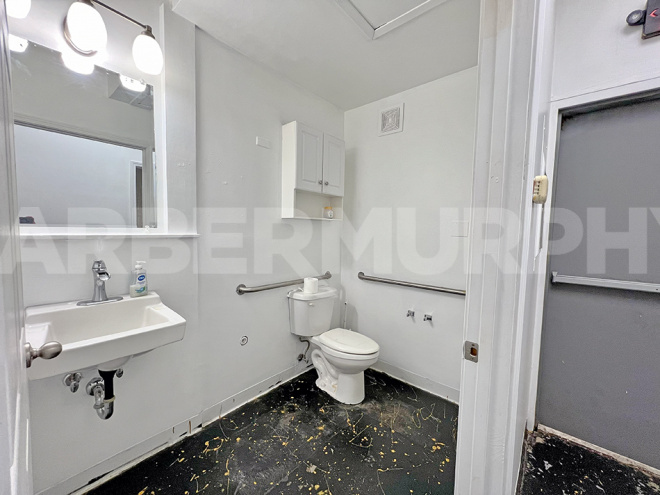 Suite 823 - Bathroom