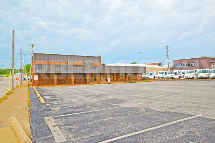 Exterior Image of former Optometrist Office for Lease in Downtown Belleville, IL