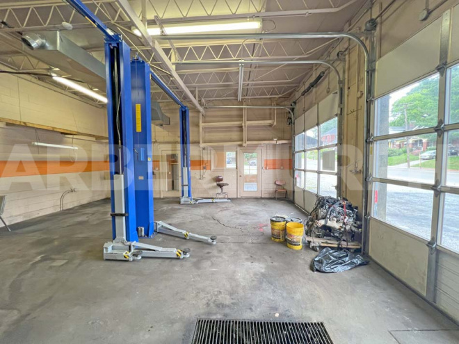 Shop with 2 car lifts 