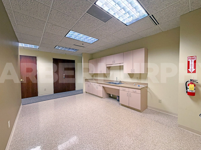 Suite 105 - Kitchenette