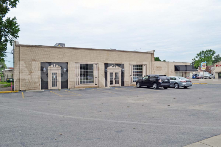 Exterior Image of 5,200 SF Commercial Building for Sale, situated at a lighted intersection, 2266 Madison Ave., Granite City, IL 62040